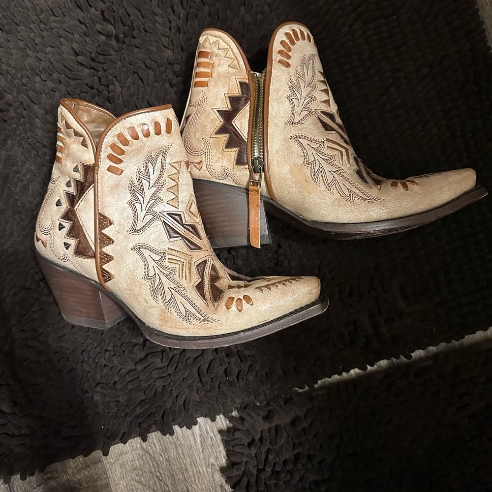 Ariat Mesa Booties